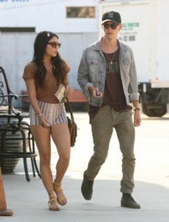 Vanessa Hudgens feet photo thumbnail