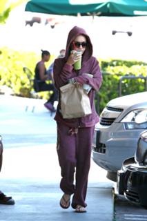 Vanessa Hudgens feet photo thumbnail