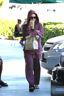 Vanessa Hudgens feet photo thumbnail