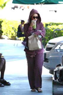 Vanessa Hudgens feet photo thumbnail