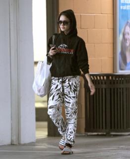 Vanessa Hudgens feet photo thumbnail
