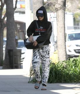 Vanessa Hudgens feet photo thumbnail