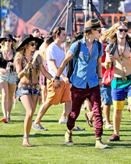 Vanessa Hudgens feet photo thumbnail