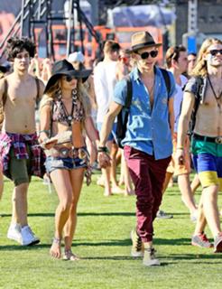 Vanessa Hudgens feet photo thumbnail