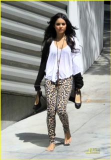 Vanessa Hudgens feet photo thumbnail