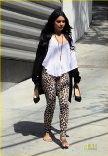Vanessa Hudgens feet photo thumbnail