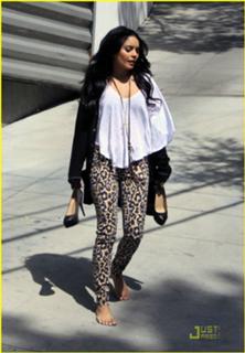 Vanessa Hudgens feet photo thumbnail