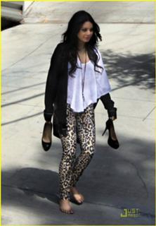 Vanessa Hudgens feet photo thumbnail