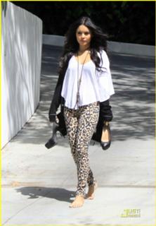 Vanessa Hudgens feet photo thumbnail