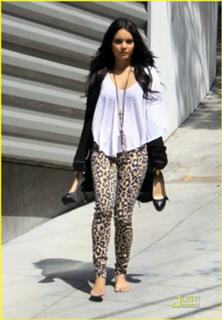 Vanessa Hudgens feet photo thumbnail