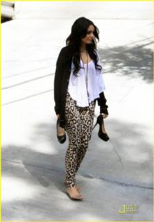 Vanessa Hudgens feet photo thumbnail