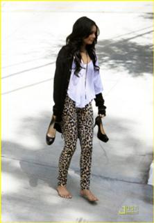 Vanessa Hudgens feet photo thumbnail