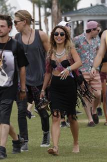 Vanessa Hudgens feet photo thumbnail