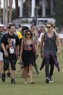 Vanessa Hudgens feet photo thumbnail