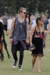 Vanessa Hudgens feet photo thumbnail