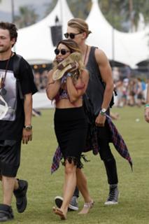 Vanessa Hudgens feet photo thumbnail