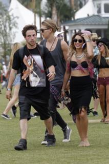 Vanessa Hudgens feet photo thumbnail