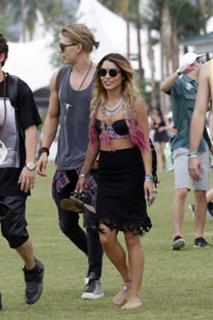 Vanessa Hudgens feet photo thumbnail