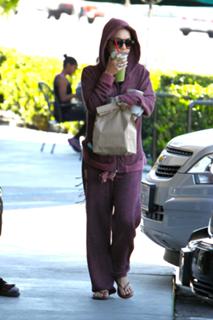 Vanessa Hudgens feet photo thumbnail