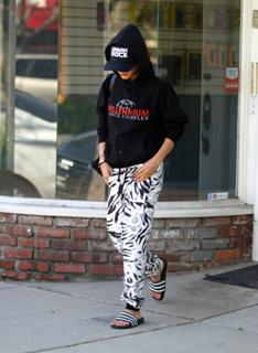 Vanessa Hudgens feet photo thumbnail