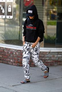 Vanessa Hudgens feet photo thumbnail