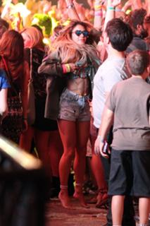 Vanessa Hudgens feet photo thumbnail