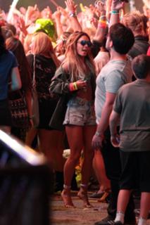 Vanessa Hudgens feet photo thumbnail