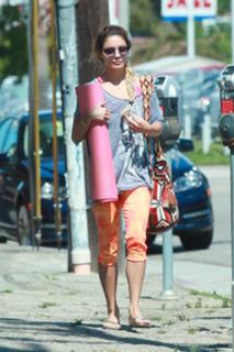 Vanessa Hudgens feet photo thumbnail