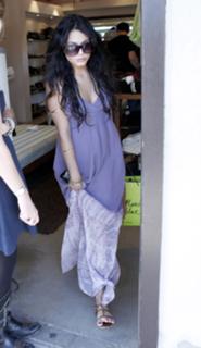 Vanessa Hudgens feet photo thumbnail