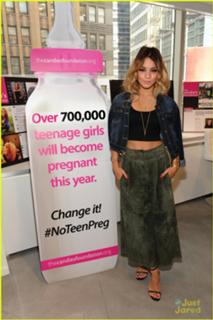 Vanessa Hudgens feet photo thumbnail