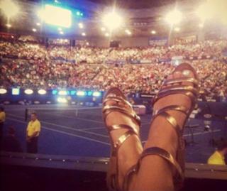 Vanessa Hudgens feet photo thumbnail