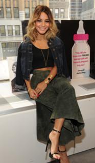 Vanessa Hudgens feet photo thumbnail
