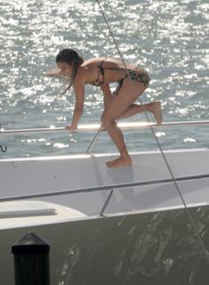 Vanessa Hudgens feet photo thumbnail