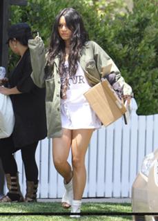 Vanessa Hudgens feet photo thumbnail