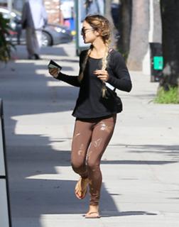 Vanessa Hudgens feet photo thumbnail