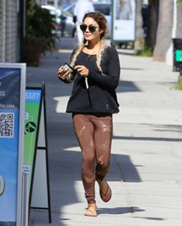 Vanessa Hudgens feet photo thumbnail
