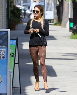 Vanessa Hudgens feet photo thumbnail