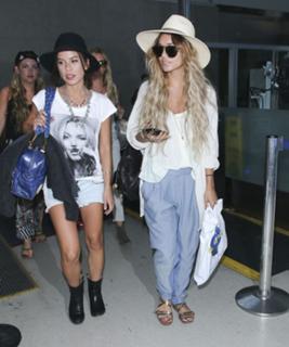 Vanessa Hudgens feet photo thumbnail