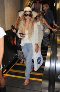 Vanessa Hudgens feet photo thumbnail