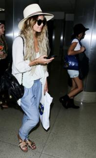 Vanessa Hudgens feet photo thumbnail