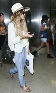 Vanessa Hudgens feet photo thumbnail