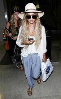 Vanessa Hudgens feet photo thumbnail