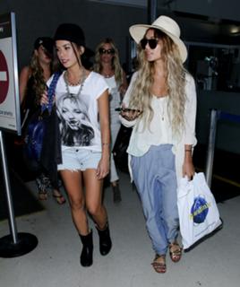 Vanessa Hudgens feet photo thumbnail