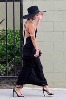 Vanessa Hudgens feet photo thumbnail