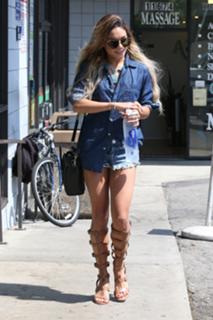 Vanessa Hudgens feet photo thumbnail