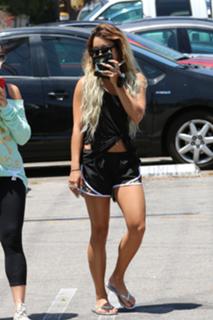 Vanessa Hudgens feet photo thumbnail