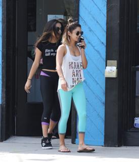 Vanessa Hudgens feet photo thumbnail