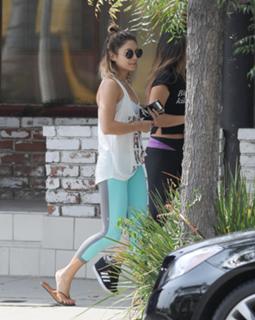Vanessa Hudgens feet photo thumbnail