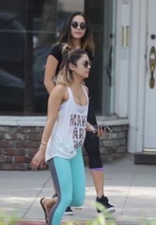 Vanessa Hudgens feet photo thumbnail