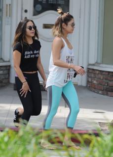 Vanessa Hudgens feet photo thumbnail
